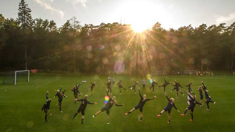 En Armlangds Avstand Fotbollsdamer